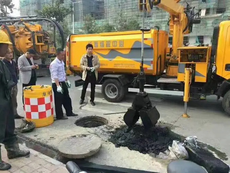 什邡街道：网格员化身“清道夫”，为民解忧疏通“堵心”化粪池