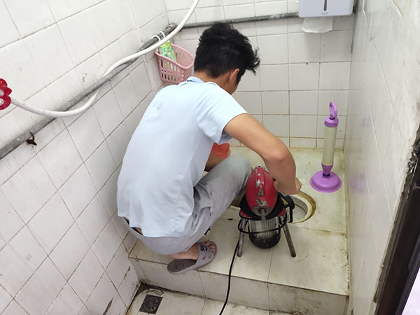 什邡肥皂掉到马桶里把马桶堵住了怎么办？马桶堵住了怎么办