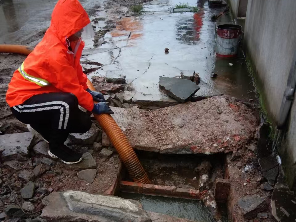 什邡专业清理污水池 炜誉市政以规范流程守护城市 “肠道”