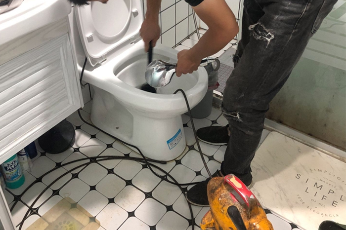 什邡马桶堵塞自己疏通还是找师傅?专业上门服务让你省时更省心
